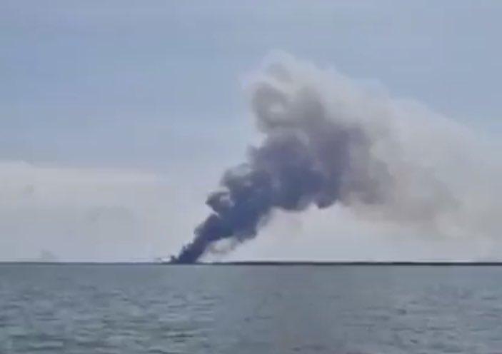 The Russian ship was enveloped in black smoke / photo twitter.com/CovertShores