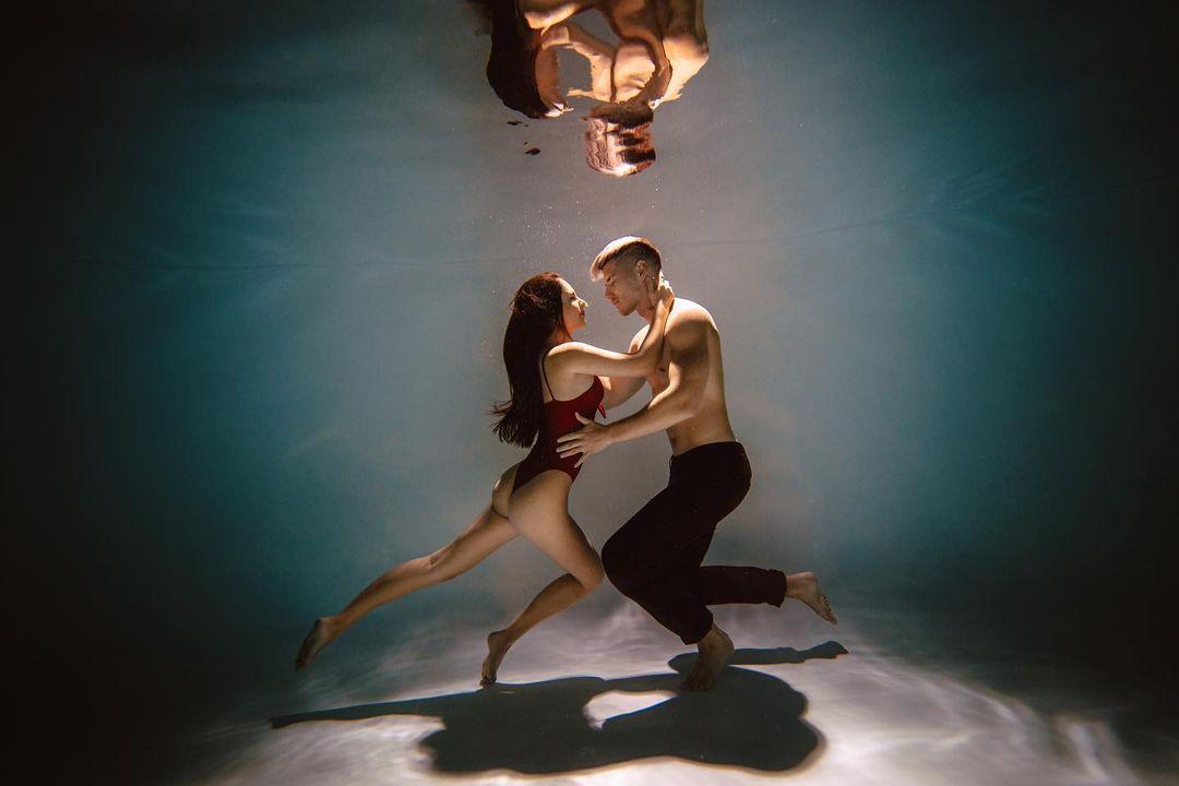 Анна Трінчер та Олександр Волошин влаштували фотосесію під водою / instagram.com