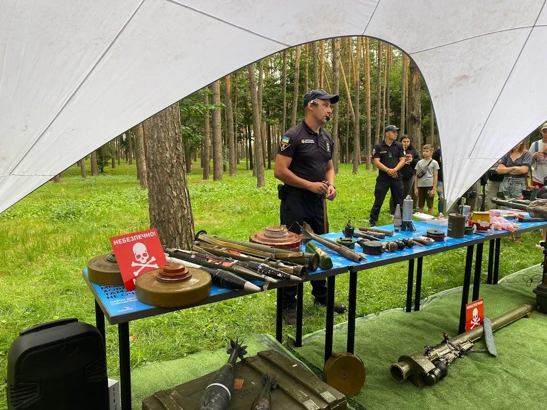 «Обережно, міни» - означає, що на цій території небезпечно / фото Анастасія Світлевська