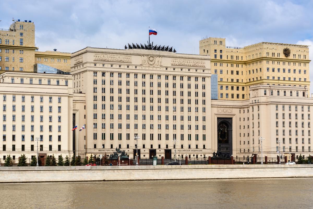 Масштаб повреждений в здании Минобороны РФ устанавливается / фото ua.depositphotos.com Масштаб повреждений в здании Минобороны РФ устанавливается / фото ua.depositphotos.com
