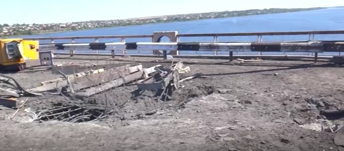 Наслідки ударів ЗСУ по Антонівському мосту / скріншот відео Наслідки ударів ЗСУ по Антонівському мосту / скріншот відео
