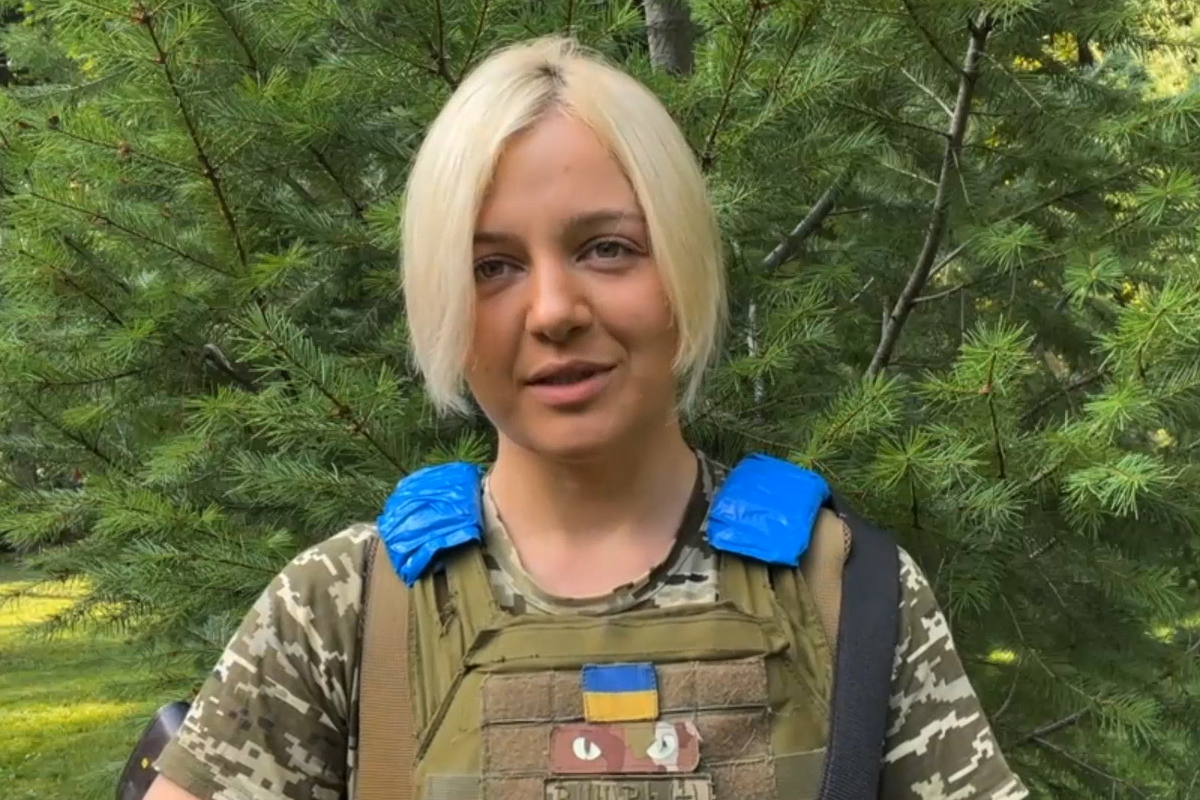 'Кнопа' на обороні Харкова: як боєць, яка не вміла тримати автомат у руках, стала на захист України (відео) 'Кнопа' на обороні Харкова: як боєць, яка не вміла тримати автомат у руках, стала на захист України (відео)
