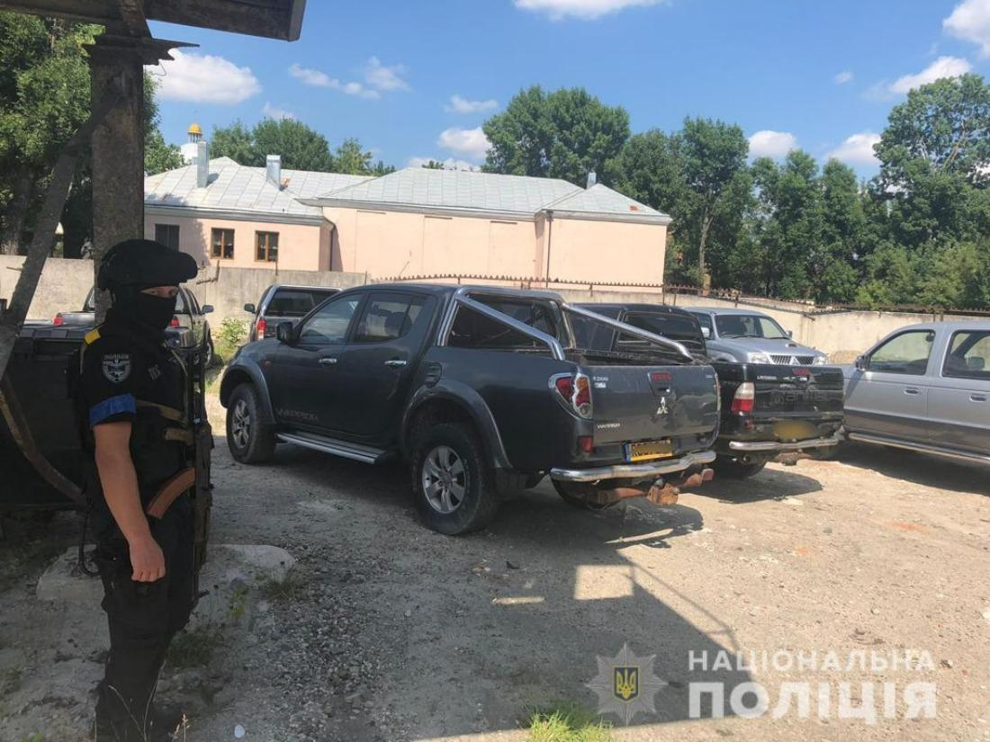 Правоохранители задержали лиц, торговавших гуманитарной помощью / фото Нацполиция Правоохранители задержали лиц, торговавших гуманитарной помощью / фото Нацполиция