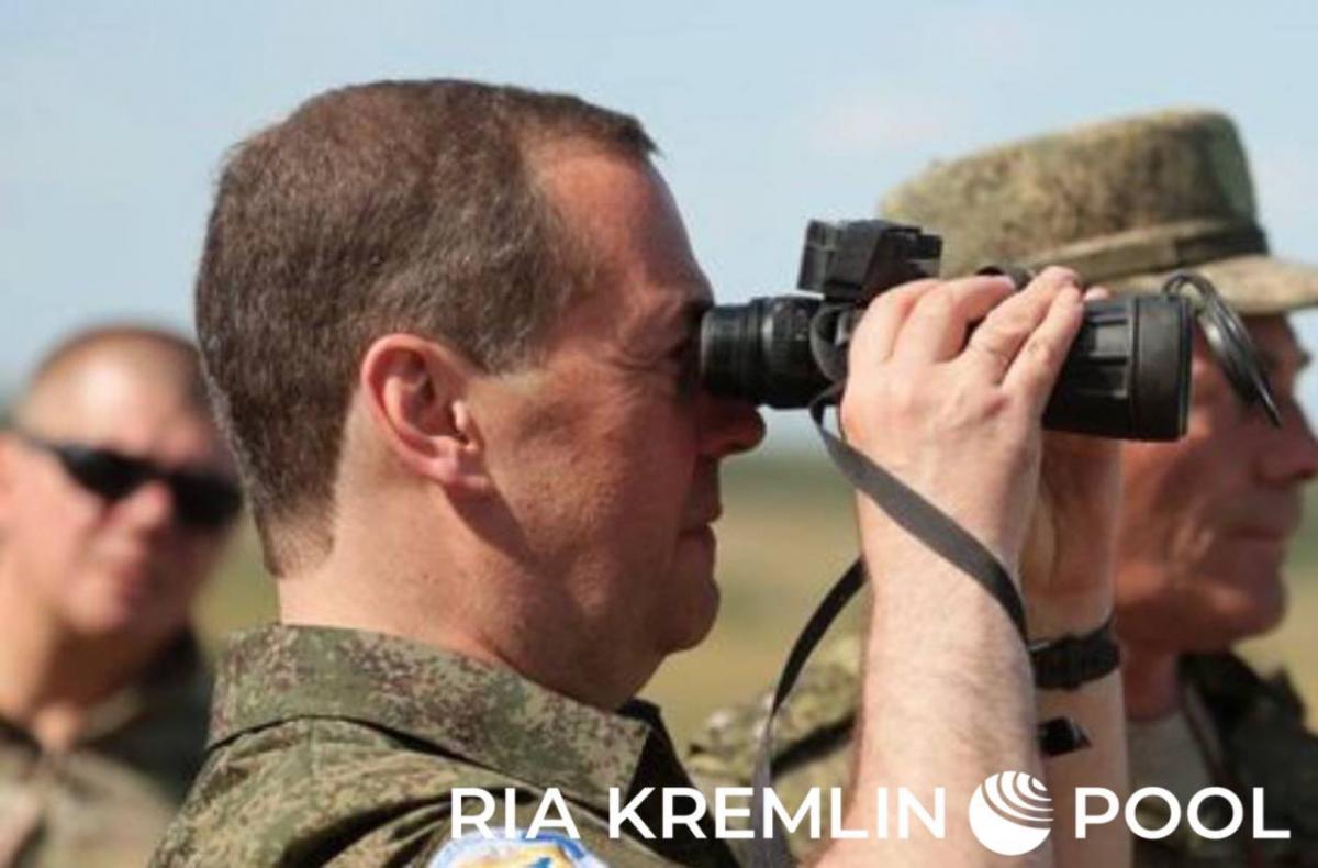 Медведев оконфузился фотографией с биноклем / РИА Новости
