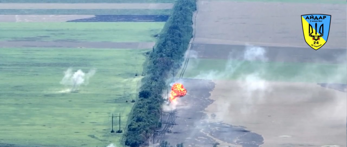 Момент уничтожения российского танка выстрелом из гаубицы Д-30 / скриншот