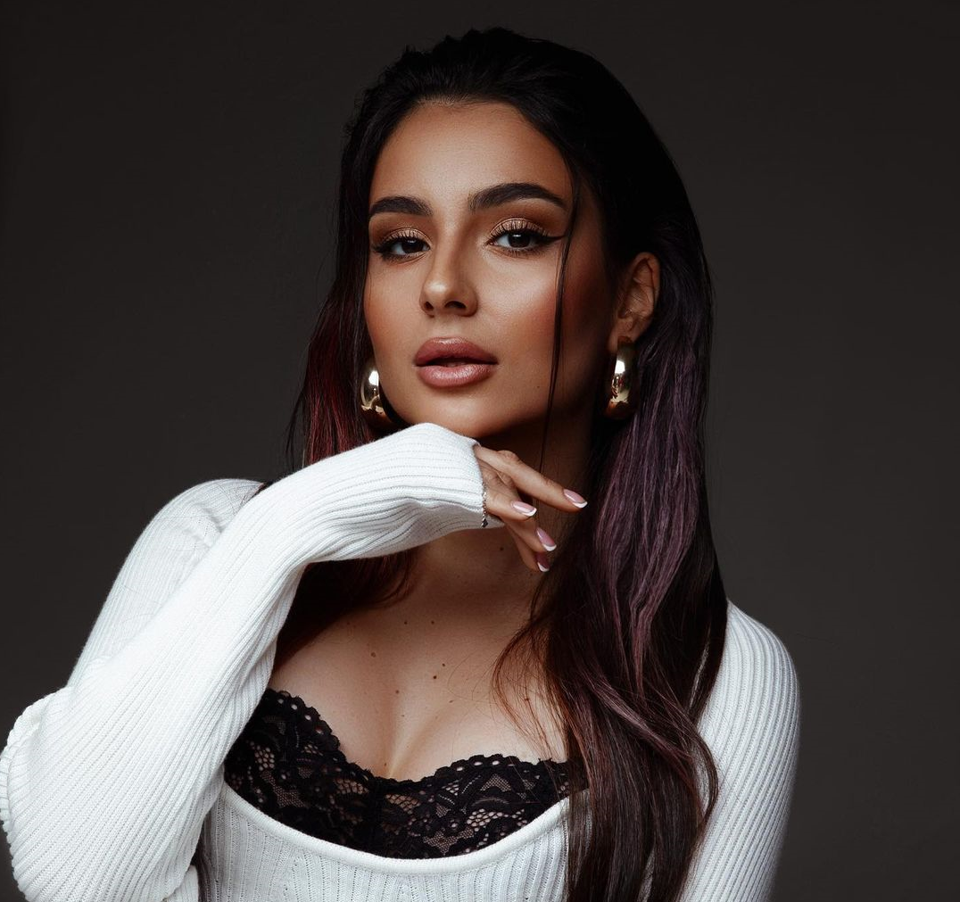 Анна Тринчер без белья показала свои татуировки (фото)