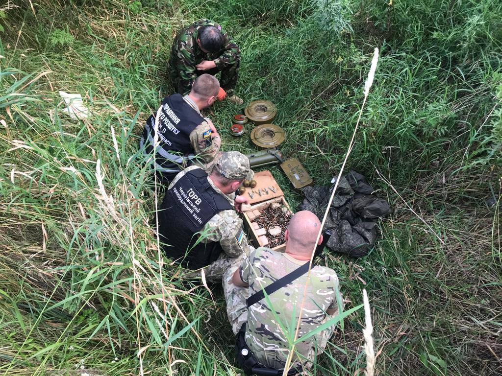 Прикордонники виявили великий схрон зброї \ фото ДПСУ Прикордонники виявили великий схрон зброї \ фото ДПСУ