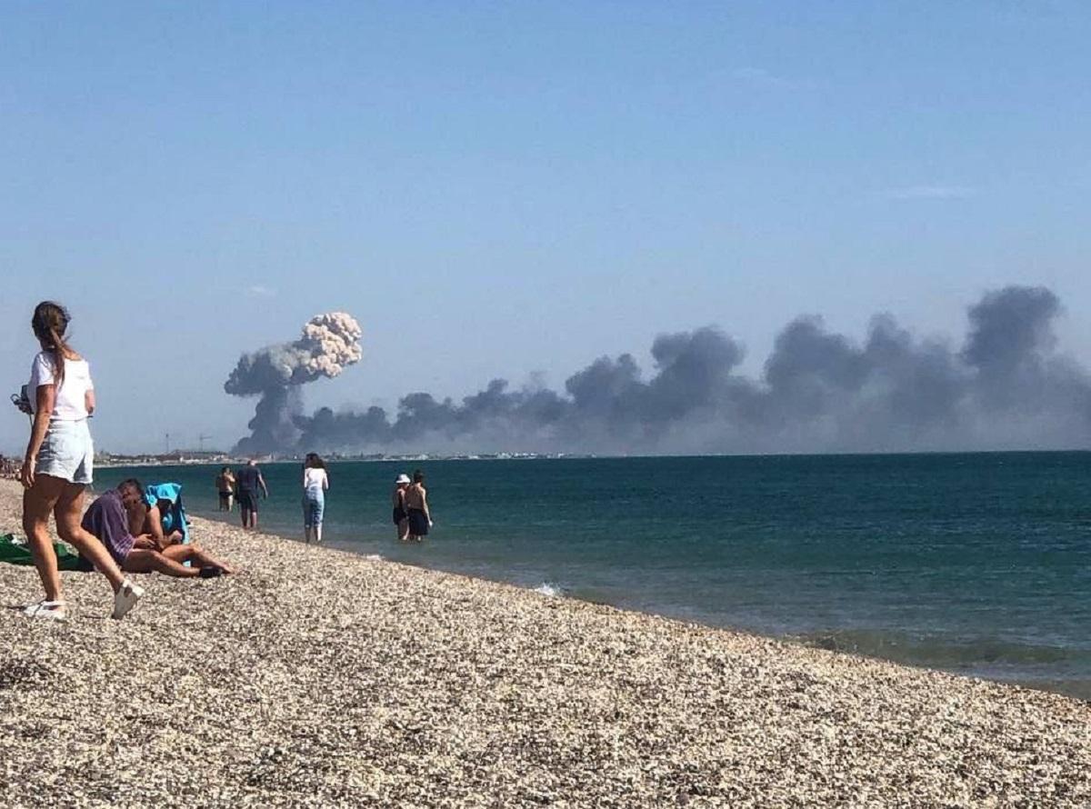 Сегодня на российском аэродроме в Крыму прозвучали взрывы / фото: соцсети Сегодня на российском аэродроме в Крыму прозвучали взрывы / фото: соцсети