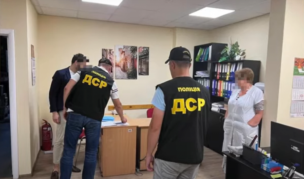 Правоохоронці задокументували протиправну діяльність посадовців фармпідприємства / скріншот Правоохоронці задокументували протиправну діяльність посадовців фармпідприємства / скріншот