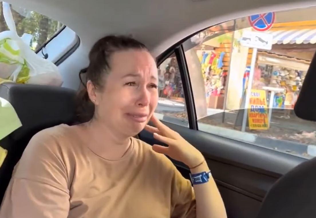 Мешканка РФ на відео в сльозах розповідає, що її повністю влаштовувало життя в окупованому Криму і вона не хоче нікуди їхати / скріншот з відео