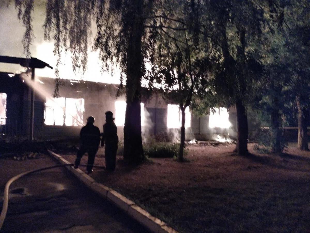 В России возник пожар на территории воинской части, где проходили службу срочники / фото МЧС РФ В России возник пожар на территории воинской части, где проходили службу срочники / фото МЧС РФ