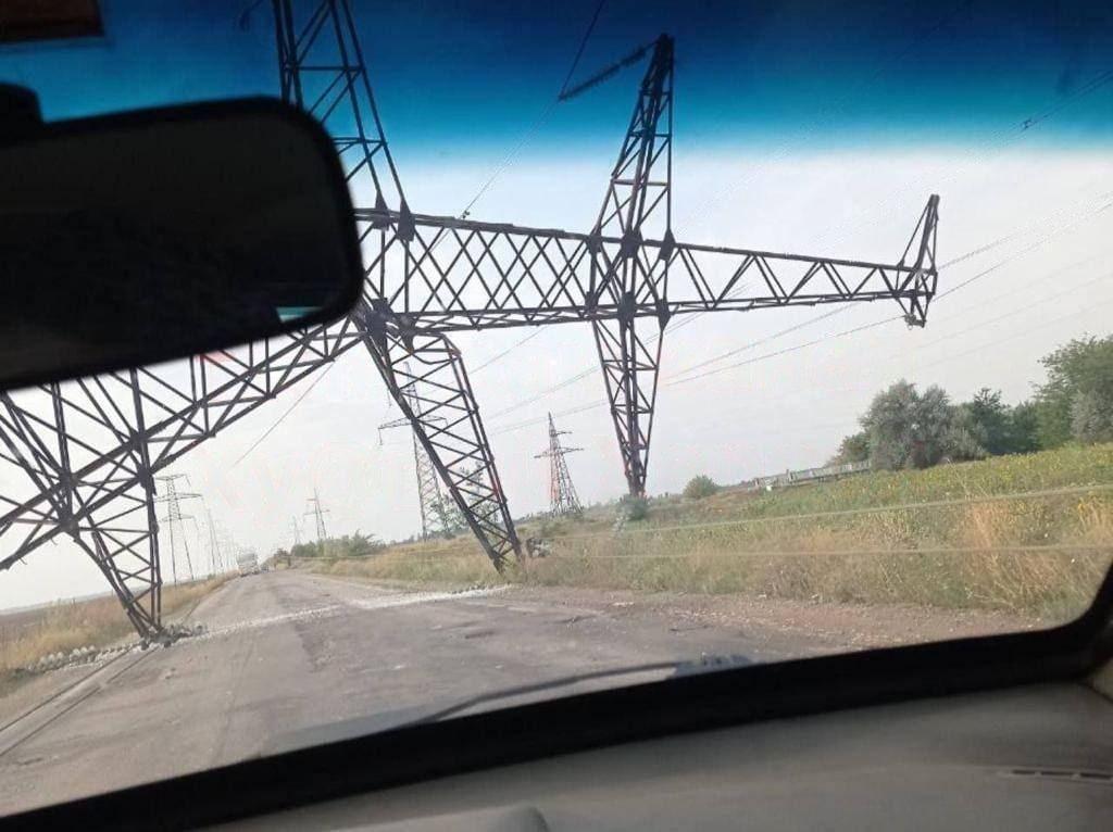 На Херсонщине упала высоковольтная линия передачи, которая идет от ЗАЭС в Крым / фото соцсети