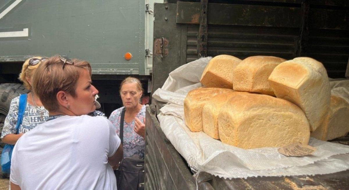 У Маріуполі сотні людей годинами чекають у чергах за безкоштовним хлібом / фото Маріупольська міськрада У Маріуполі сотні людей годинами чекають у чергах за безкоштовним хлібом / фото Маріупольська міськрада