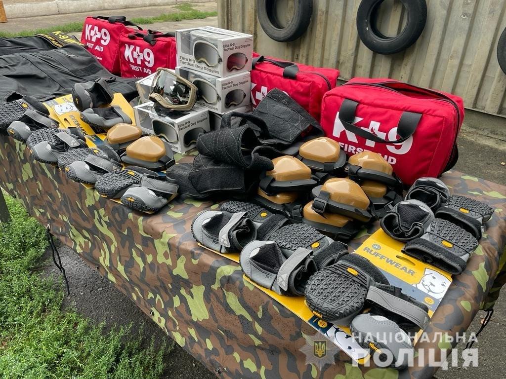 Днепропетровские собаки-саперы получили амуницию \ фото МВД Днепропетровские собаки-саперы получили амуницию \ фото МВД