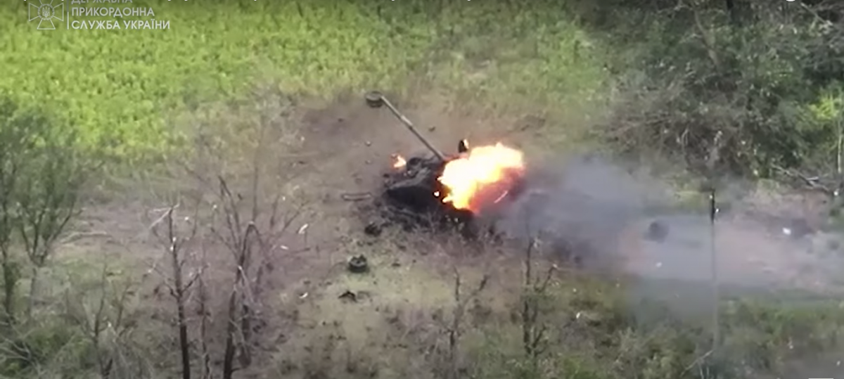От атаки пограничников у российского танка оторвало башню / Скриншот
