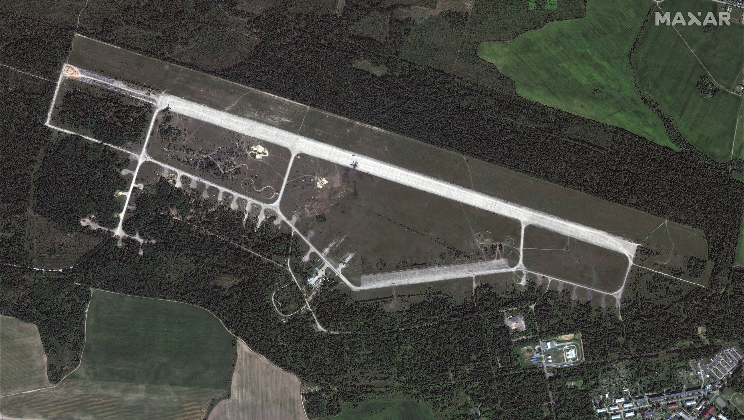 Результаты "вспышек" на аэродроме "Зябровка" показали со спутника  / фото Maxar Technologies