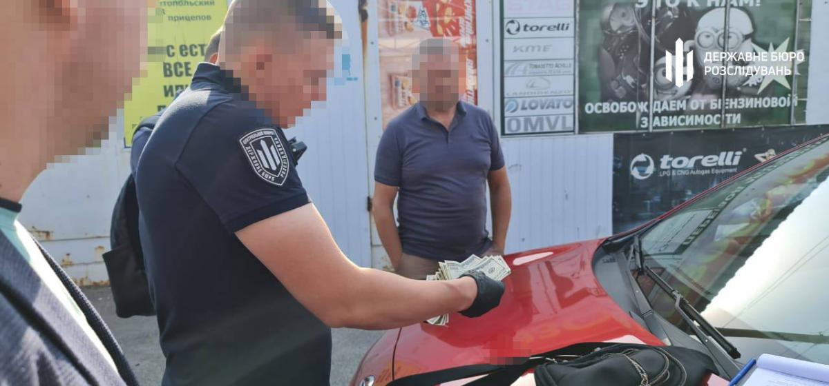Працівники ДБР затримали посередника під час передачі грошей / фото ДБР Працівники ДБР затримали посередника під час передачі грошей / фото ДБР