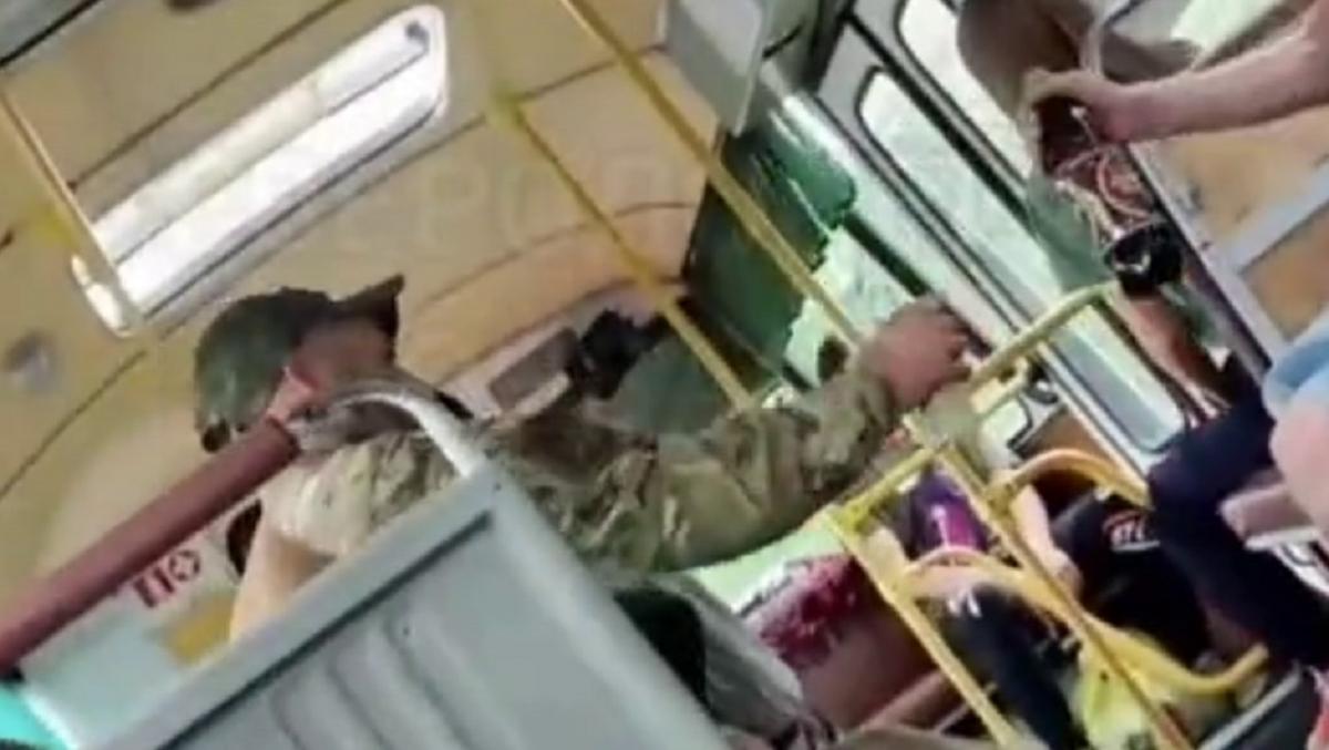 Очевидцы пьяной истерики оккупанта сняли все на видео / скриншот с видео Очевидцы пьяной истерики оккупанта сняли все на видео / скриншот с видео