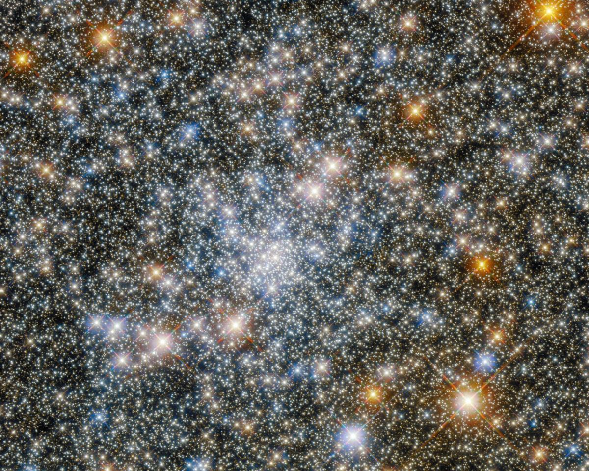 В этом шаровом скоплении могут находиться миллионы звезд / фото ESA/Hubble & NASA, R. Cohen