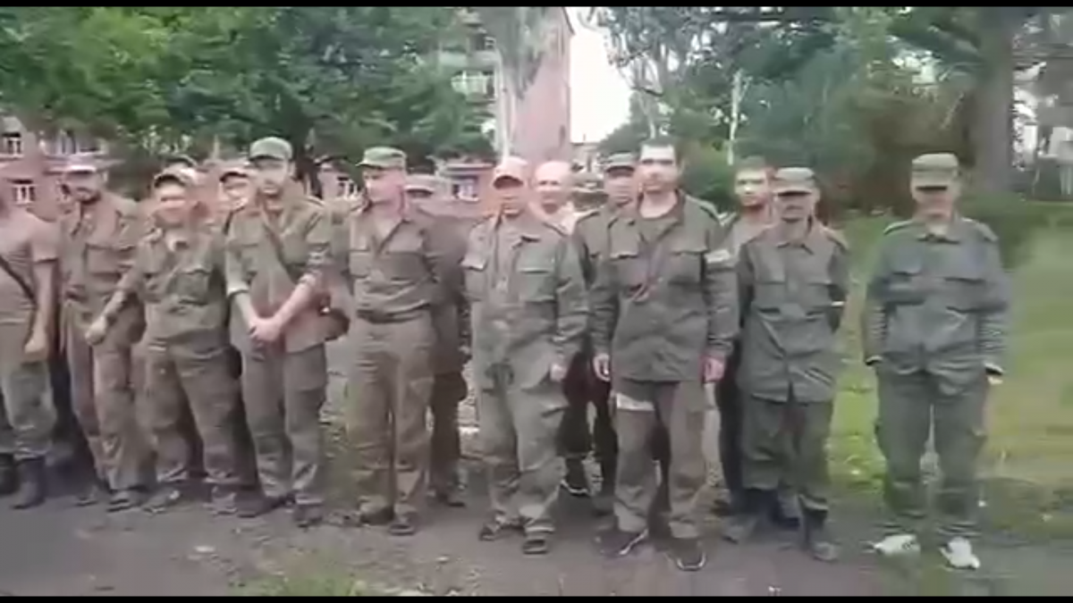Солдат "ЛНР" шантажом и обманом хотят заставить воевать за "ДНР" / фото скриншот видео