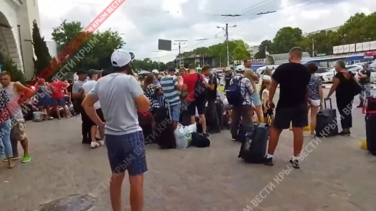 Испуганные российские туристы бегут из Крыма / фото скриншот видео