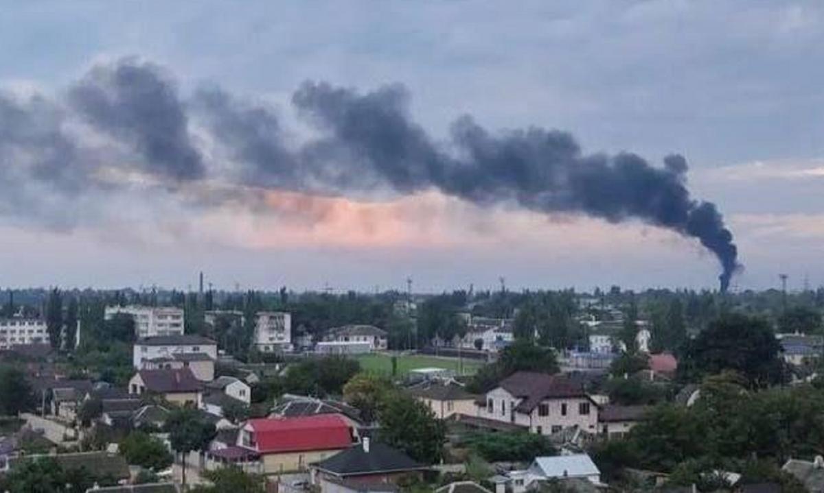 Серія потужних вибухів прогриміла вчора на військових об'єктах окупантів в Криму / скріншот
