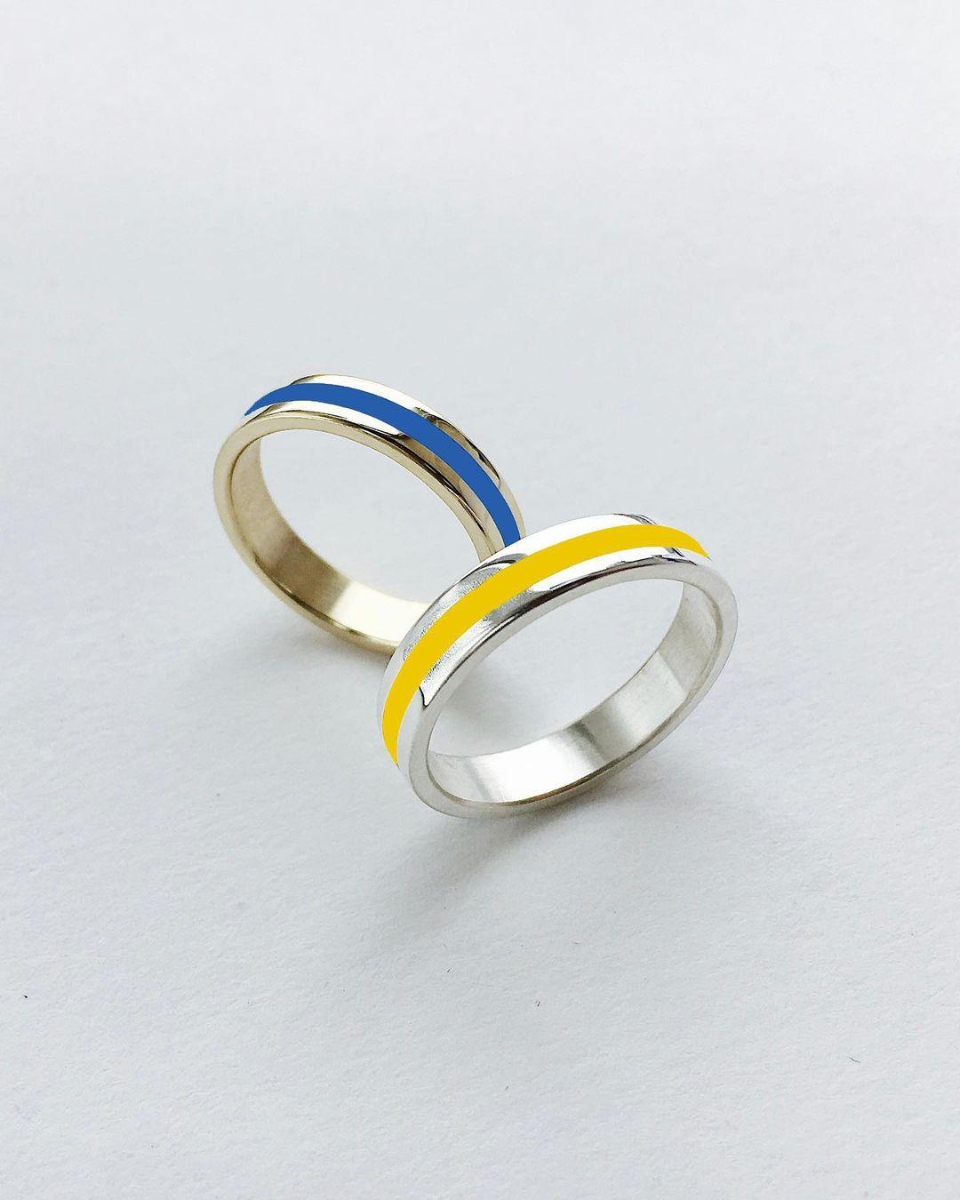 Синее и желтое кольцо / Фото - instagram.com