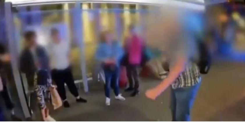 Росіянин вигукував образи на адресу перехожих та намагався напасти на медиків / скріншот Twitter