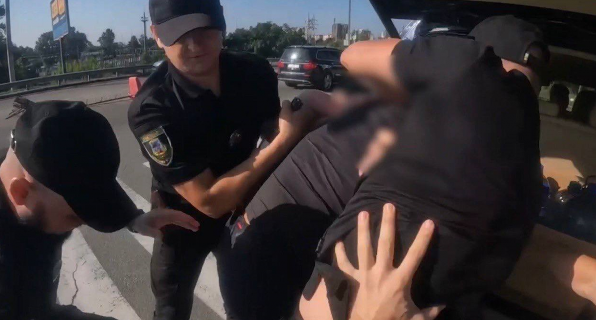 Поліція Київщини затримала відомого угонщика "Калаша" / Скриншот Поліція Київщини затримала відомого угонщика "Калаша" / Скриншот