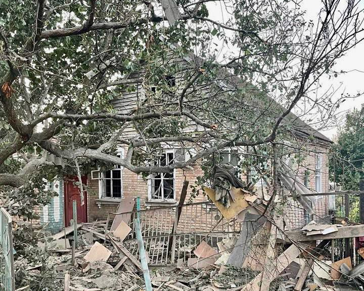 Вороги всю ніч обстрілювали частину Дніпропетровської області, є руйнування / фото t.me/dnipropetrovskaODA Вороги всю ніч обстрілювали частину Дніпропетровської області, є руйнування / фото t.me/dnipropetrovskaODA
