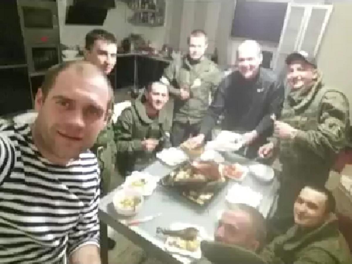 Россияне пьянствовали и развлекались в доме украинки / скриншот Россияне пьянствовали и развлекались в доме украинки / скриншот