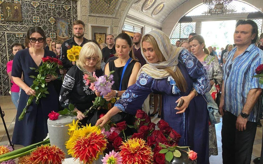 Ольга Сумская разрыдалась возле праха Писанки / tsn.ua Ольга Сумская разрыдалась возле праха Писанки / tsn.ua