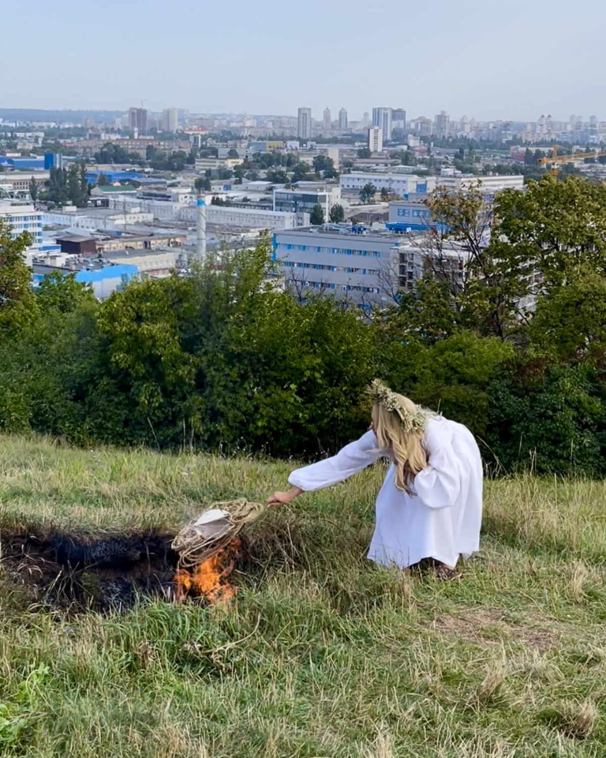Оля Полякова на Лисій горі спалила свій кокошник (фото, відео) Оля Полякова на Лисій горі спалила свій кокошник (фото, відео)