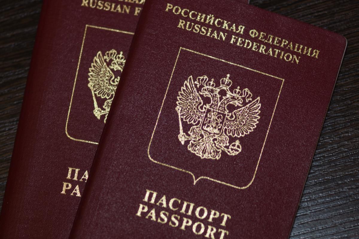 I russi hanno iniziato a confiscare i passaporti internazionali – UNIAN