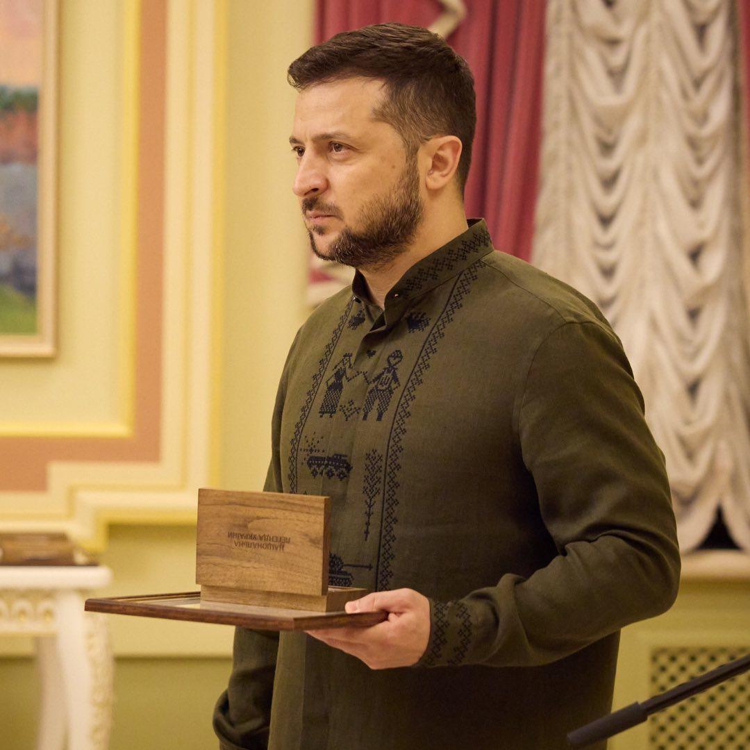 Владимир Зеленский в милитари-вышиванке / Фото - instagram.com/op_ukraine/ Владимир Зеленский в милитари-вышиванке / Фото - instagram.com/op_ukraine/