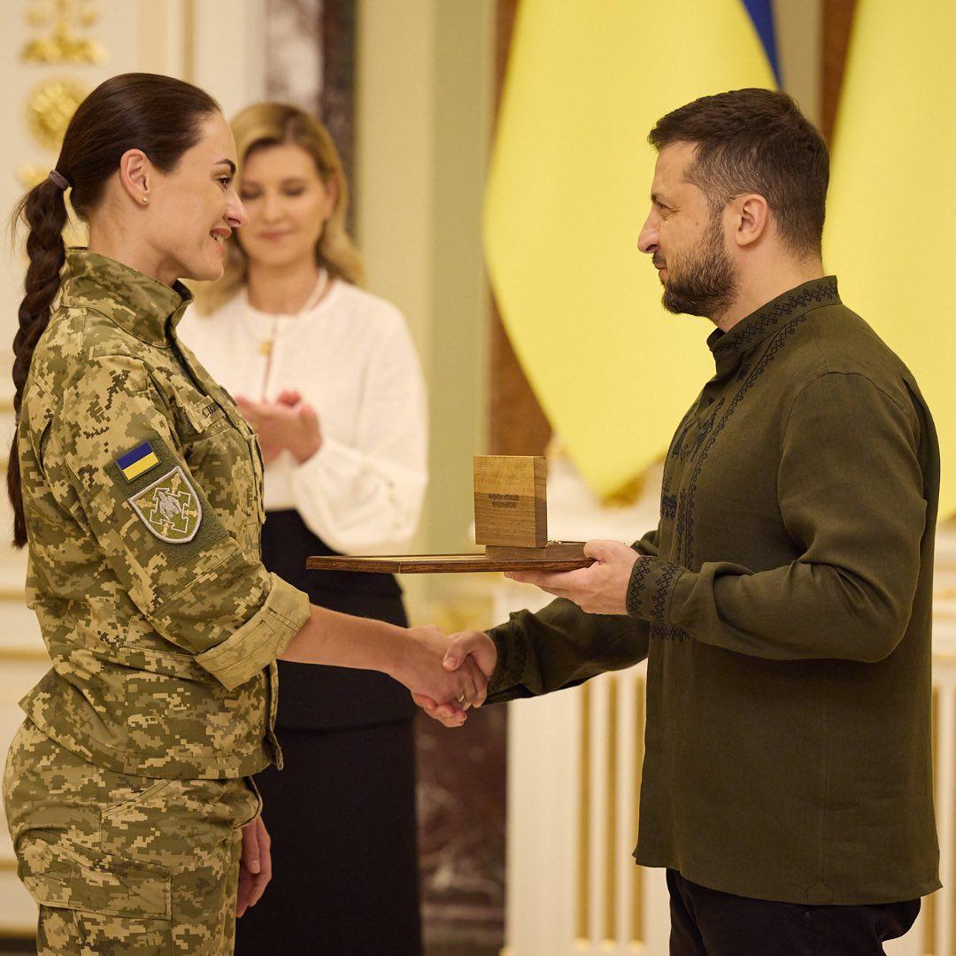 Владимир Зеленский в милитари-вышиванке / Фото - instagram.com/op_ukraine/ Владимир Зеленский в милитари-вышиванке / Фото - instagram.com/op_ukraine/