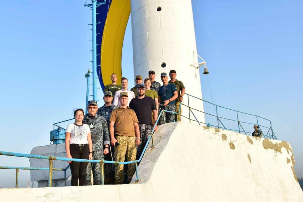 Украинский флаг развевается на маяке в Одессе / фото Наталья Мажарова Украинский флаг развевается на маяке в Одессе / фото Наталья Мажарова
