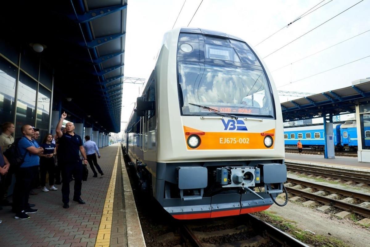 «Укрзализныця» запустила два модернизированных пассажирских электропоезда / фото facebook.com/MinInfra.UA