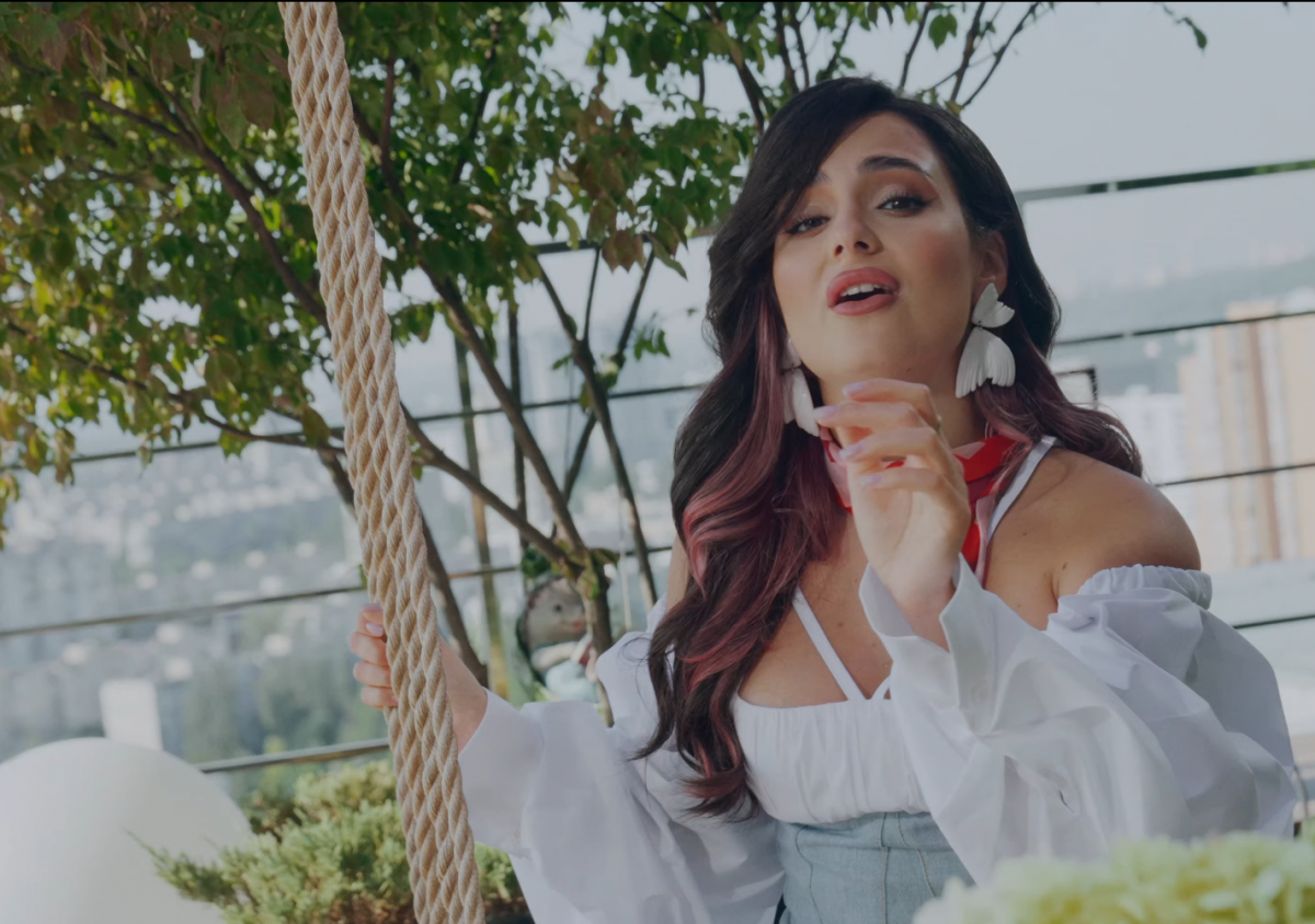 Анна Трінчер в новому кліпі / скріншот