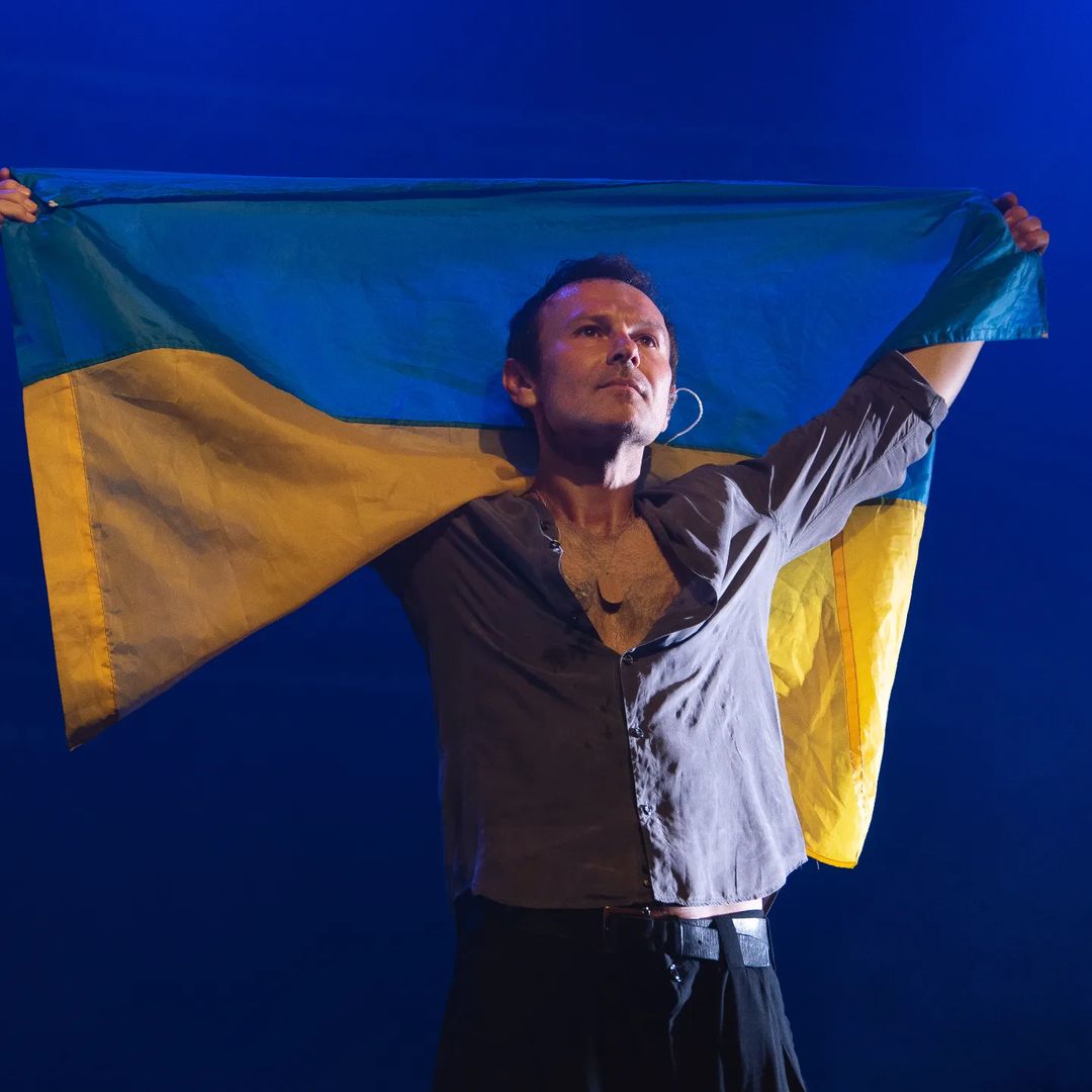 Святослав Вакарчук с флагом Украины / instagram.com Святослав Вакарчук с флагом Украины / instagram.com