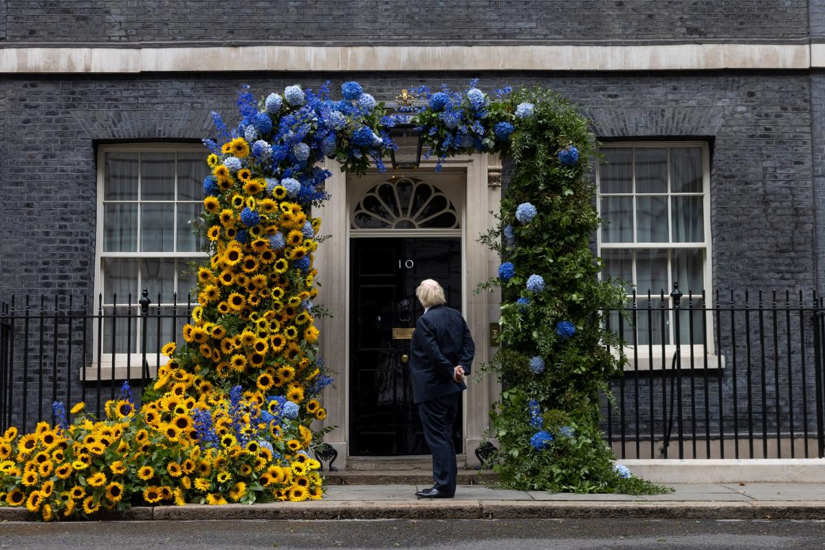 Даунинг стрит украсили аркой в честь Дня Независимости / фото twitter.com/10DowningStreet Даунинг стрит украсили аркой в честь Дня Независимости / фото twitter.com/10DowningStreet