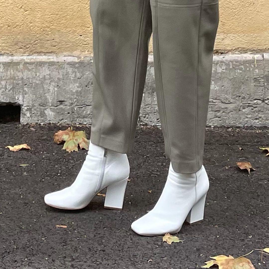 What to combine white shoes with in winter / instagram.com