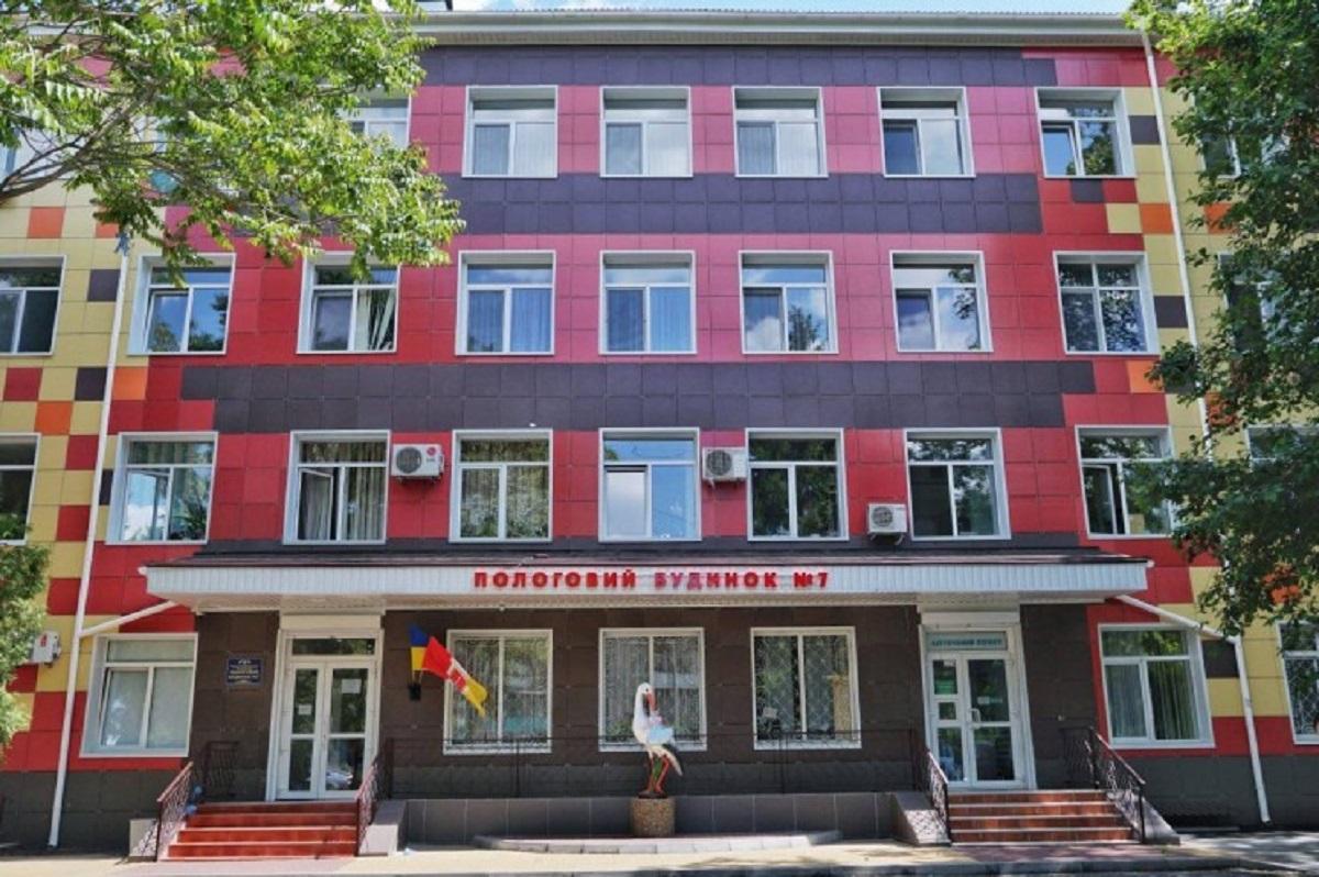 В Одесі охоронець пологового будинка накинувся на чоловіка з дитиною через українську мову / фото Пологовий будинок №7 в Facebook В Одесі охоронець пологового будинка накинувся на чоловіка з дитиною через українську мову / фото Пологовий будинок №7 в Facebook