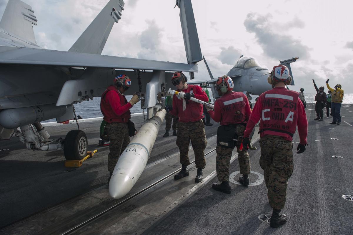 Підвіска AGM-88 HARM під крило F / A-18, крила і рулі зняті / Фото-US Navy Підвіска AGM-88 HARM під крило F / A-18, крила і рулі зняті / Фото-US Navy
