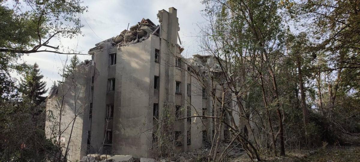 Готель "Донбас" після удару ЗСУ / фото Денис Казанський Готель "Донбас" після удару ЗСУ / фото Денис Казанський