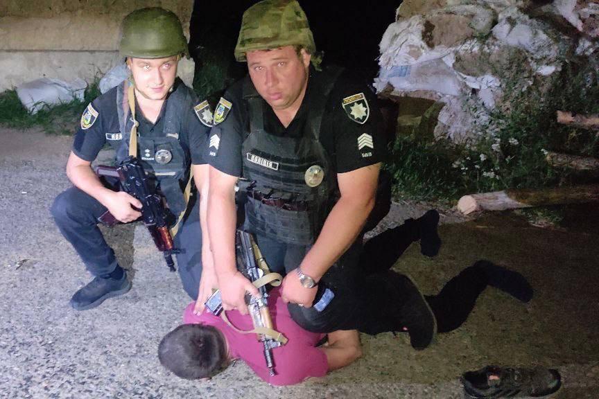 Работники Васильковской полиции надели наручники на злоумышленника / фото НПУ Работники Васильковской полиции надели наручники на злоумышленника / фото НПУ