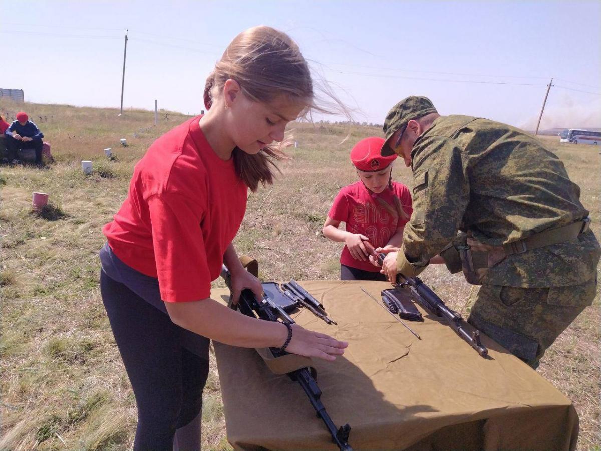Окупанти перетворюють дітей з Маріуполя на 'гітлерюгенд' (фото) Окупанти перетворюють дітей з Маріуполя на 'гітлерюгенд' (фото)