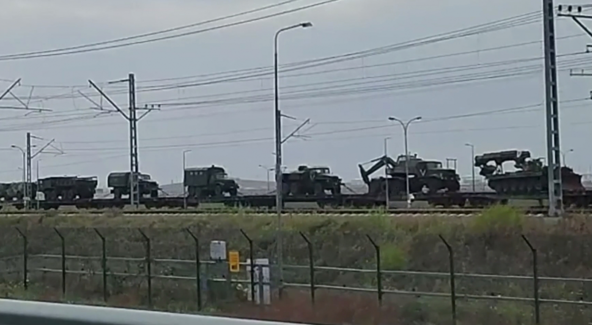 Оккупанты перебросили в Крым новую партию техники / Скриншот Оккупанты перебросили в Крым новую партию техники / Скриншот