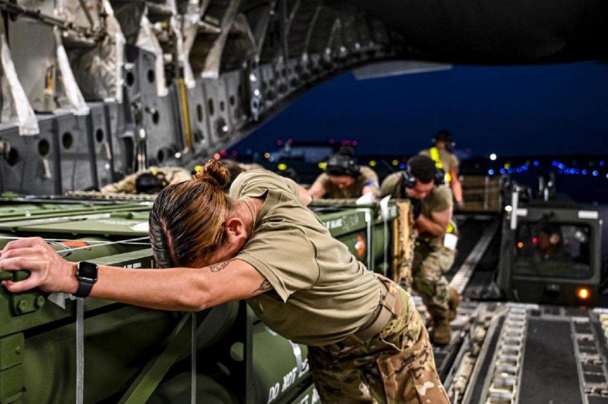 США відправлять в Україну зброю та техніку / фото twitter.com/DeptofDefense США відправлять в Україну зброю та техніку / фото twitter.com/DeptofDefense