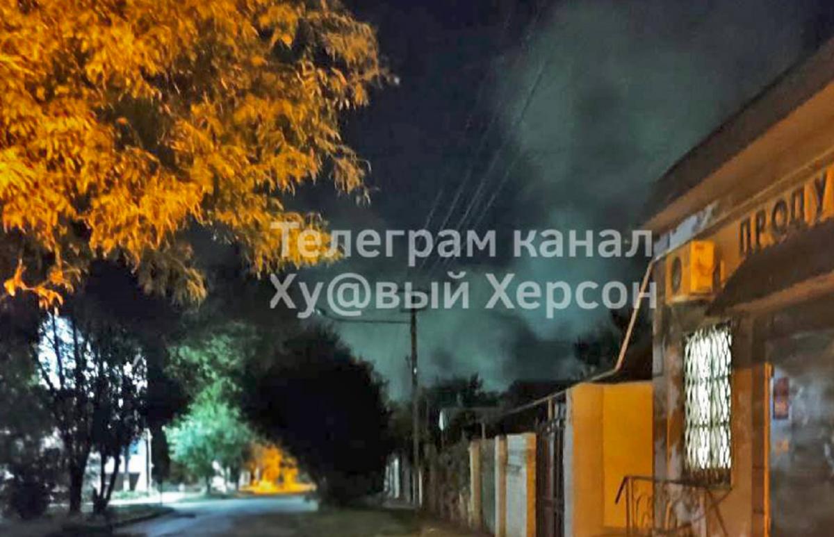 В промзоне, где произошел «прилет», ранее россияне обустроили базу боеприпасов / t.me/hueviyherson В промзоне, где произошел «прилет», ранее россияне обустроили базу боеприпасов / t.me/hueviyherson